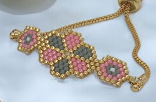 Pembe Çiçek Motifli Miyuki Bileklik – Neşeli ve Şık